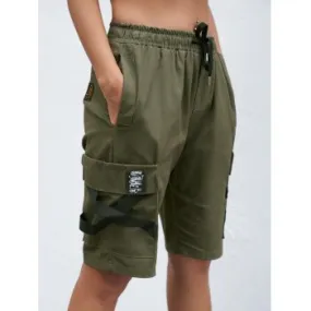 Gestreifte Cargo-Shorts mit Taschenaufnäher
