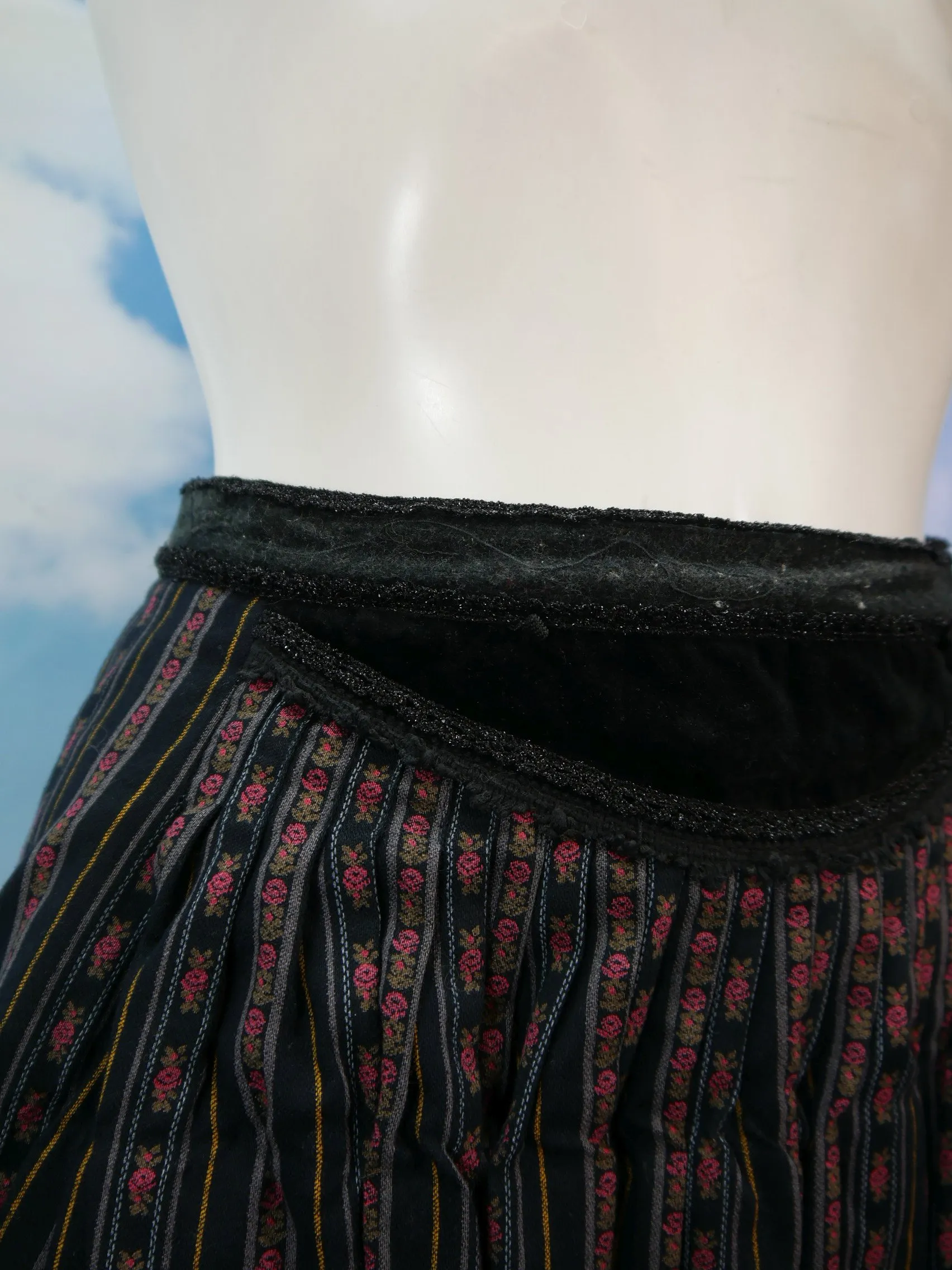 Perry Moden Trachtenrock Baumwolle schwarz mit Blumenranken Trachten Rock Gr.38