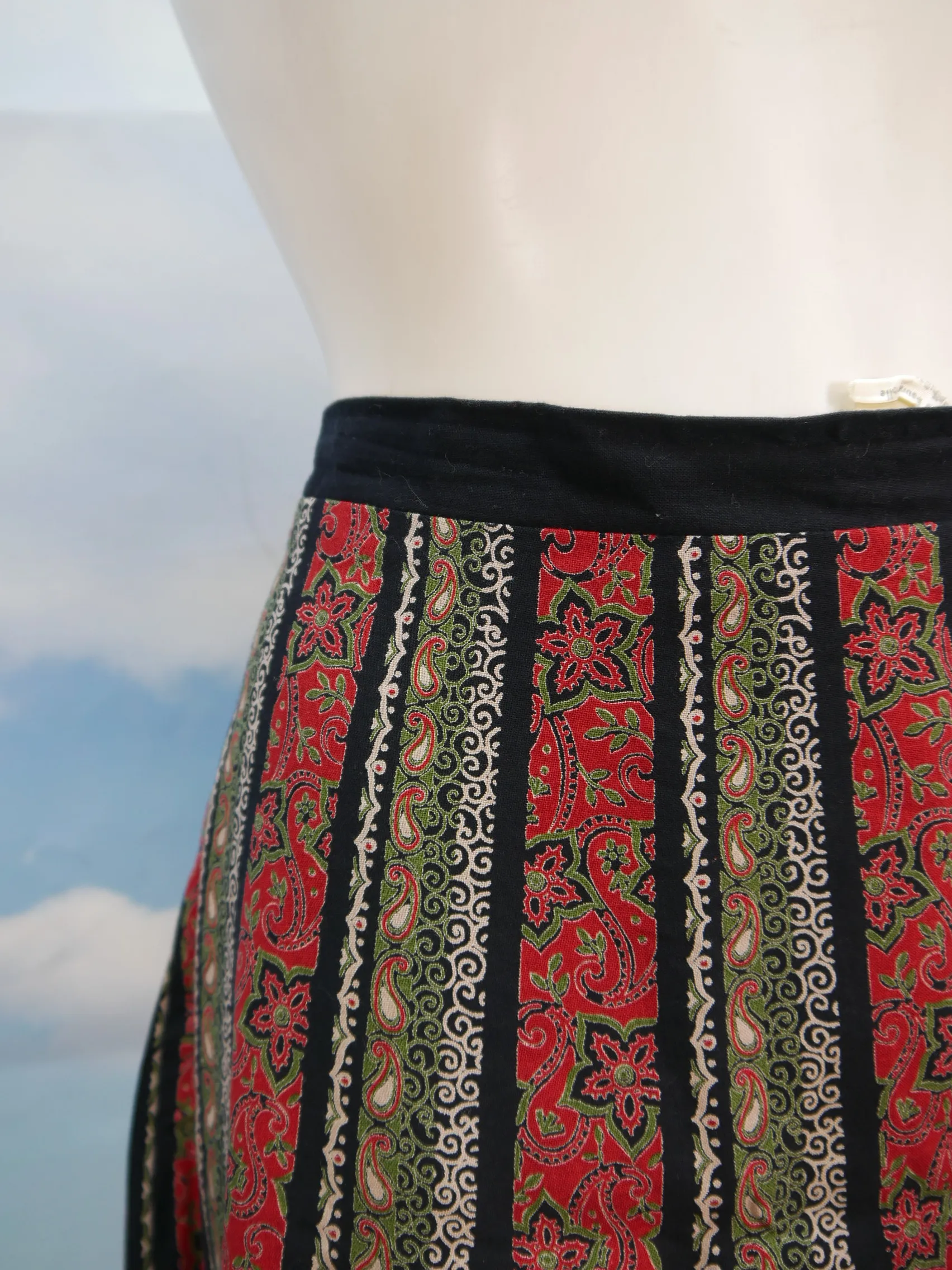 Trachtenrock schwarz Baumwolle mit Ornamenten Motiv bedruckt Trachten Rock Gr.42