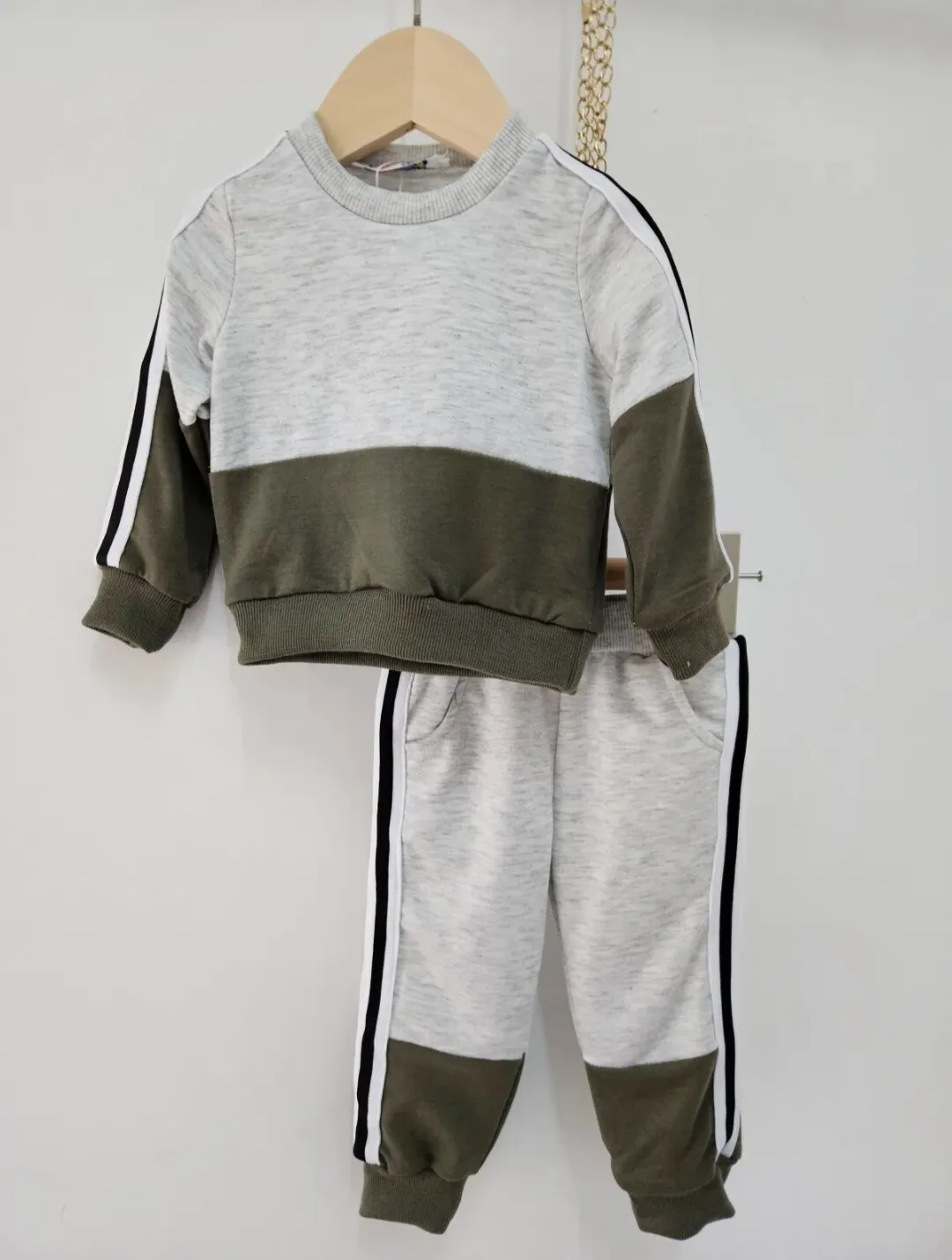 Zweifarbig gestreiftes Sweatshirt- und Jogging-Set für Baby-Mädchen